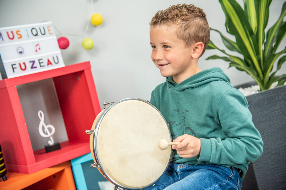 Garçon avec un tambourin